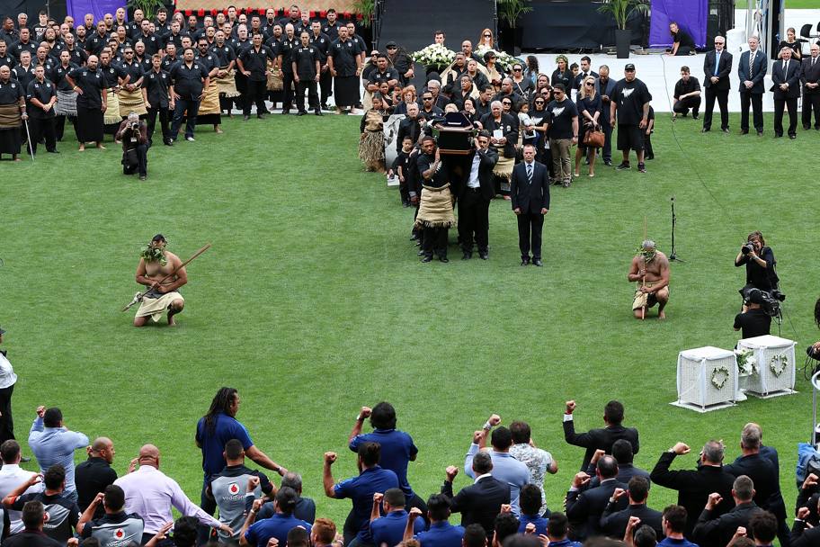 A soli 40 anni muore Jonah Lomu, leggenda del rugby e per sempre sua icona. Il funerale a Eden Park, con la haka di tutti gli ex All Blacks, rester nella storia dello sport mondiale. Getty 